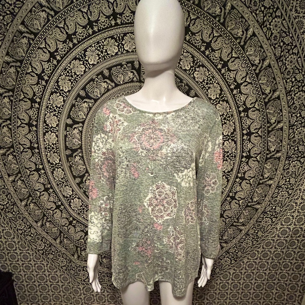 Van Heusen Geometric Floral Top!